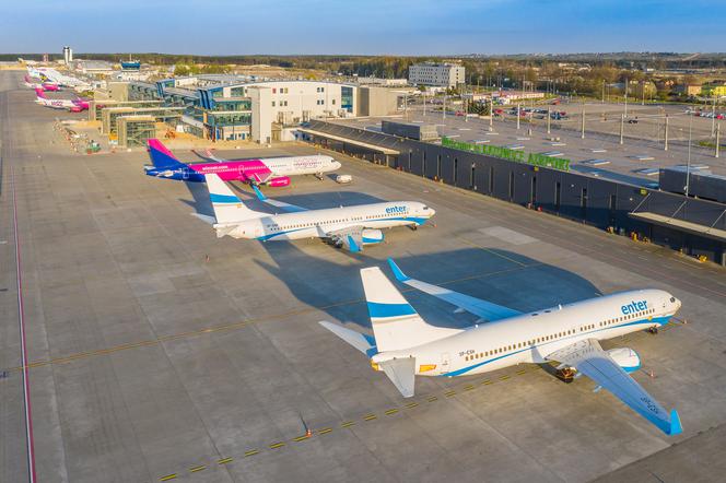 Samoloty nie latają, ale lotnisko Katowice Airport cały czas pracuje. Sznur uziemionych maszyn na płycie lotniska robi wrażenie. Zobaczcie [ZDJĘCIA]