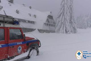 Beskid Sądecki. Przez powalone drzewa dzieci utknęły w schronisku górskim. GOPR ewakuował młodych sportowców
