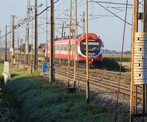 Tragedia na przejeździe kolejowym pod Gnieznem. Nie żyje kierowca osobówki!
