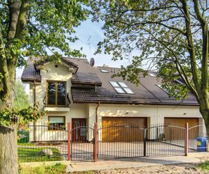 Jak zamontować kilka okien dachowych obok siebie? Poradnik