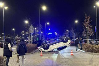 Zderzenie i auto na dachu. Akcja na parkingu outletem jak z filmu