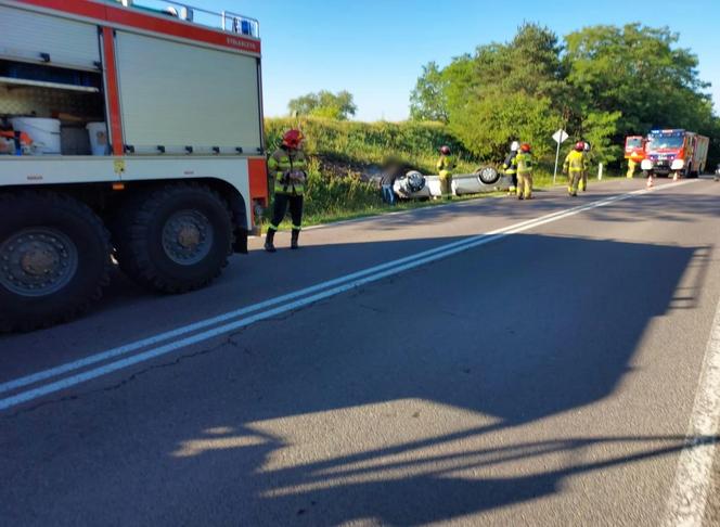 Pijany dachował w Kownatach pod Łomżą! Próbował zrzucić winę na siostrę [ZDJĘCIA]