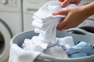 Rozcieńcz 1/2 szklanki w ciepłej wodzie i namocz skarpetki, a po praniu będą jak nowe. Wybieli tkaninę i usunie plamy. Sposób na wybielenie skarpetek