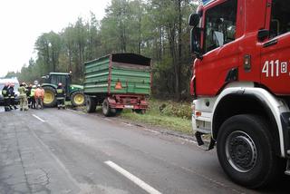 Volkswagen zderzył się z traktorem. Dwie osoby ranne 