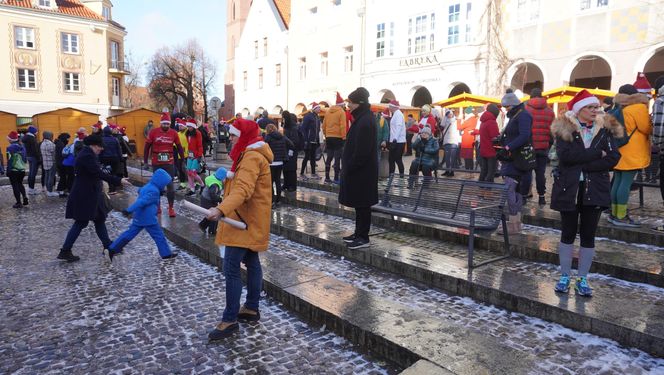 Bieg Mikołajów w Olsztynie. Około 400 osób pobiegło w charytatywnym celu [ZDJĘCIA]