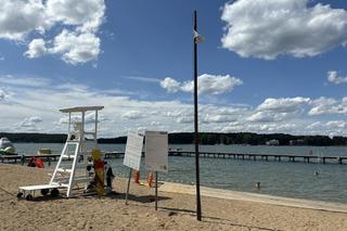 Biała flaga nad jeziorem Ukiel w Olsztynie. Zniesiono zakaz kąpieli