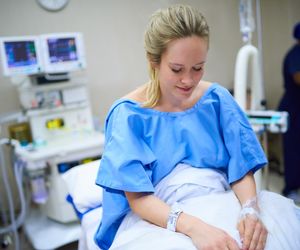 Co trzecia rodząca siłami natury ma nacinane krocze. Tak nie powinno być