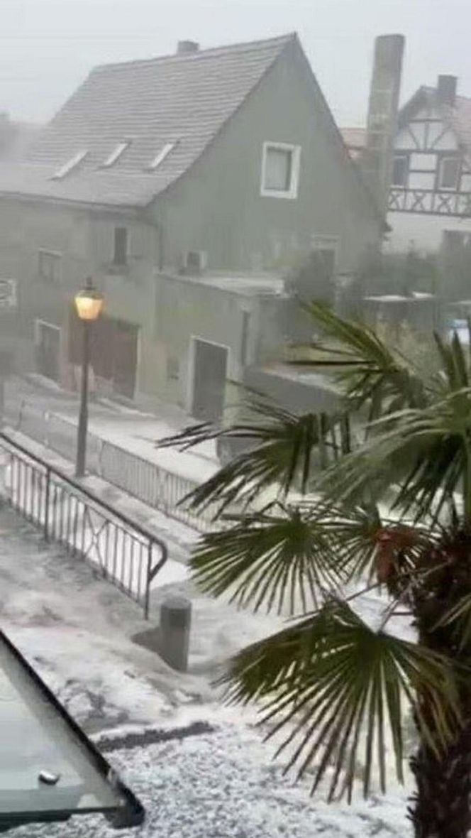 Szokująca anomalia w Niemczech! Grad zasypał miasto, ulice białe