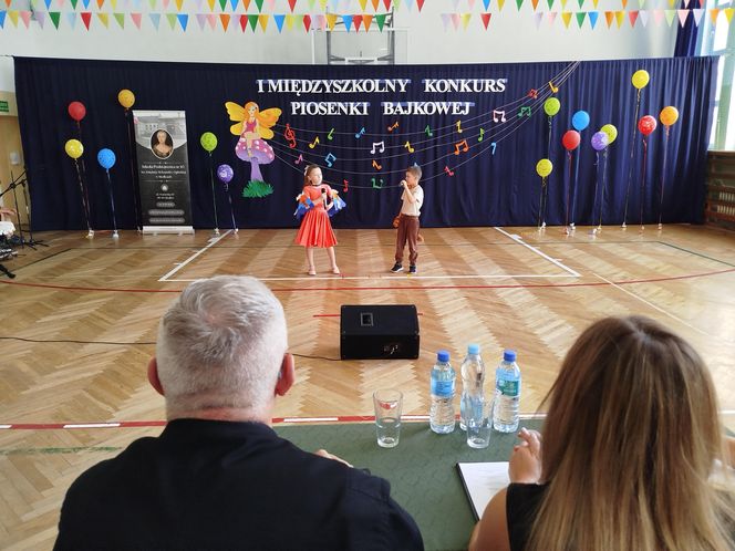 Uczniowie z klas I-III zaprezentowali w SP nr 10 w Siedlcach piosenki z różnych bajek