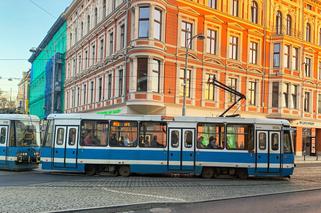 Młoda kobieta wpadła pod tramwaj we Wrocławiu! Jest w ciężkim stanie!