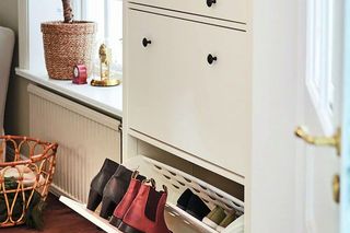 Jak najlepiej przechowywać i dbać o buty? Gdzie i jak trzymać buty, w których chodzimy aktualnie oraz te po sezonie? Sprawdzone rady i pomysłowe triki 