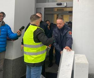 Radny próbował zamurować wejście do Urzędu Miasta Łodzi