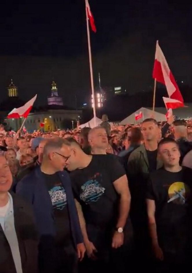 Karol Nawrocki śpiewa (nie)zakazane piosenki