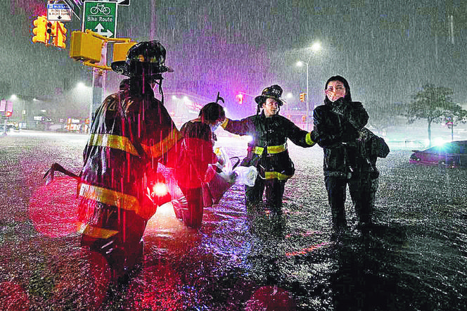 To był rok wirusa i skandali