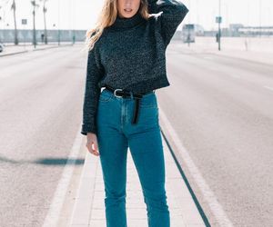 Kultowy model spodni z lat 80. wraca do łask. Będzie hitem jesiennych stylizacji 