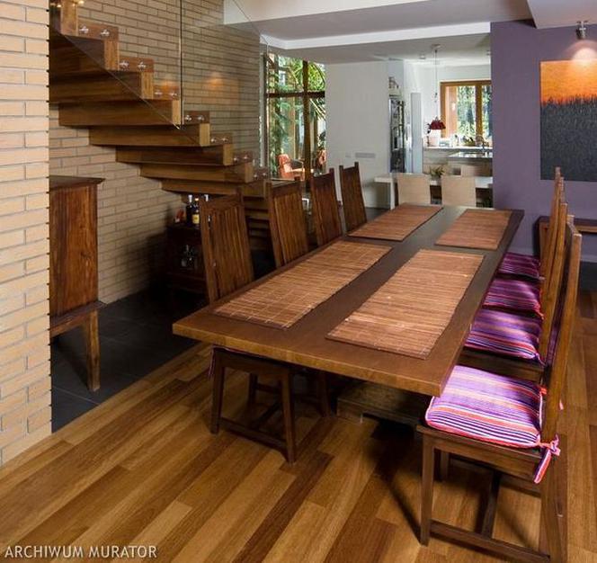 Przykładowe aranżacje salonu - schody drewniane