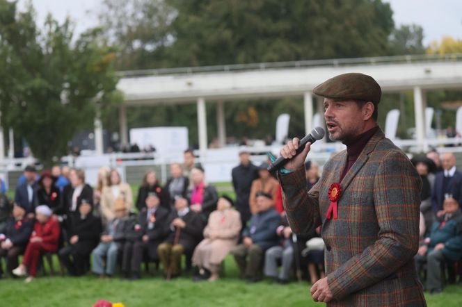 Trzaskowski w kaszkiecie na wyścigach konnych