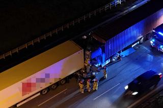 Dramat na trasie S8 w Warszawie. Dwa tiry i osobówka roztrzaskane