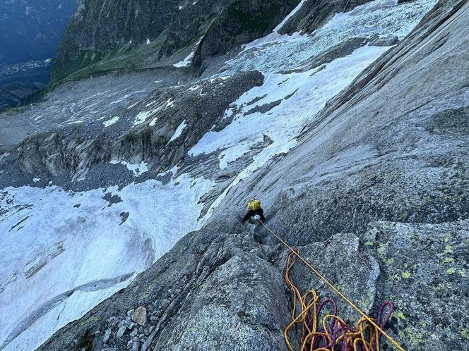 Andrzej Ficek, Roman Forysiak i Szymon Podosek z Klubu Wysokogórskiego w Bielsku-Białej, pokonali klasyczną drogę na szczyt Petit Dru w masywie Mont Blanc