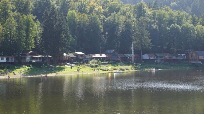 To najpiękniejsze jezioro na Dolnym Śląsku. Otoczone jest wzgórzami i lasami