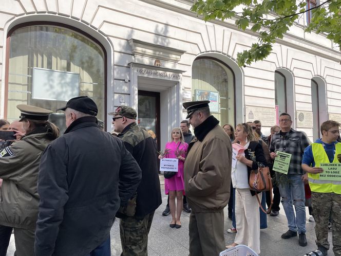 Wielki protest pod urzędem miasta w Łodzi. "Broń lasów Lublinka"