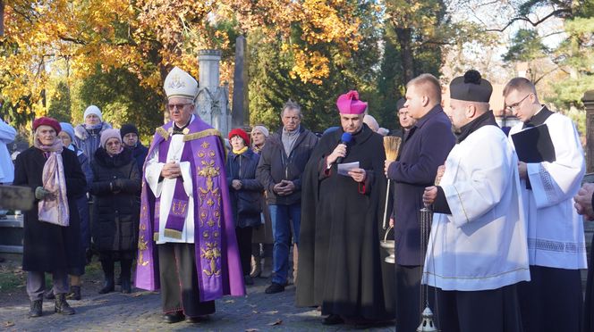 1 listopada na cmentarzu przy ul. Lipowej w Lublinie. Mieszkańcy odwiedzają groby swoich bliskich