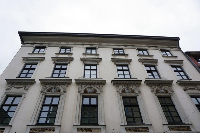 To jedna z najsłynniejszych kamienic w Krakowie. Znajduje się w niej hotel, w którym mieszkał car