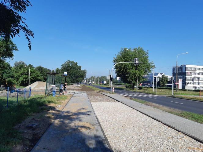 Budowa ścieżki rowerowej w ciągu Szosy Bydgoskiej na finiszu. Tak wyglądają prace w Toruniu