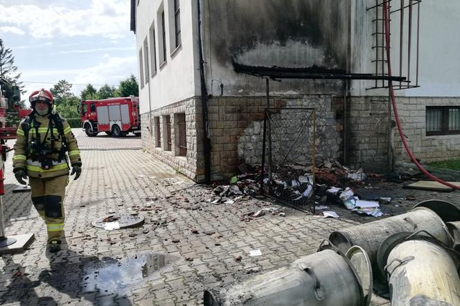 Pożar szkoły podstawowej. Zaczęło się od palących pojemników na śmieci [ZDJĘCIA]