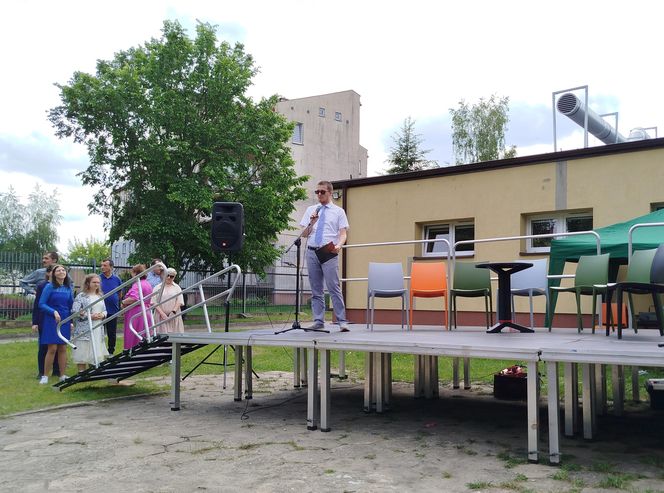 Przez lata ŚDS w Siedlcach działał w dwóch lokalizacjach, teraz już oficjalnie funkcjonuje w jednym miejscu, w budynkach dostosowanych do potrzeb osób z niepełnosprawnościami.