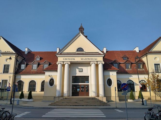 6. Powiat grodziski - mediana wynagrodzeń miesięcznych brutto (marzec 2025): 7920,38 zł