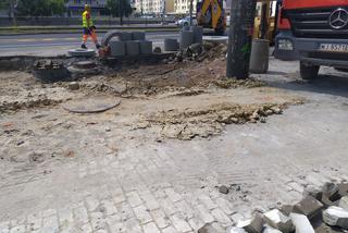 Przedwojenna kostka brukowa w centrum Warszawy. Drogowcy odkryli ją przez przypadek