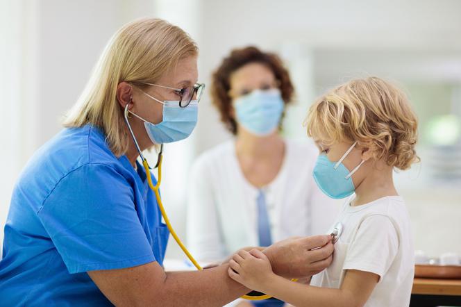 Jak dzieci przechodzą zakażenie koronawirusem? Ekspert wyjaśnia 