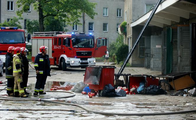 Pożar garaży przy USK w Białymstoku. Jedna osoba poparzona