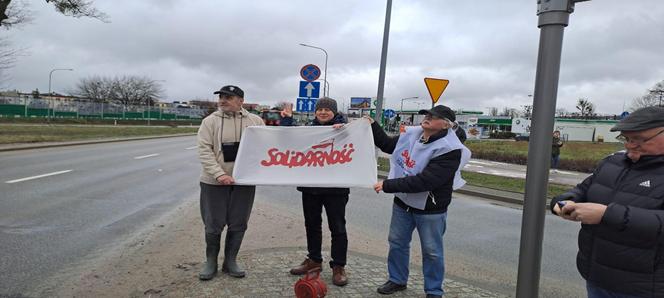 Trwa protest rolników. Drogi na Pomorzu są sparaliżowane. Gdzie trwają utrudnienia? 