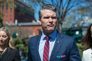 Awaria na pokładzie samolotu sekretarza wojny USA. „Kontynuujemy misję”
