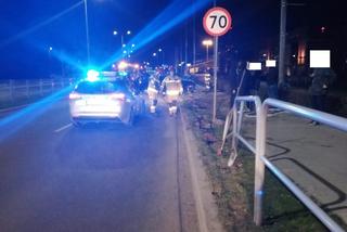 Niebezpieczne manewry na drogach. Kraksa w Lesznie i dachowanie pod miastem