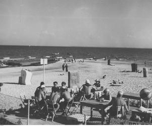 Fragment baru na plaży. Zdjęcie z Gdyni z 1938 roku 