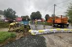 Przekroczone stany alarmowe na kilku rzekach, strażacy układają worki z piaskiem. Relacja live