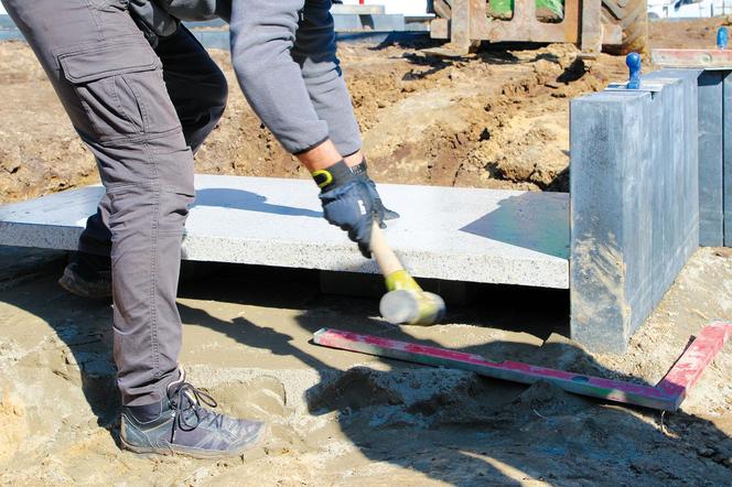 Ogrodowe płyty betonowe – dopasowanie stopni