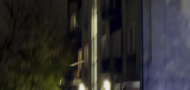 Furiat szalał na Mokotowie. Zrzucał meble na samochody