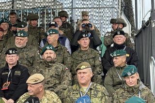 „Żelazna brama-25” w Orzyszu. Szef MON, Władysław Kosiniak-Kamysz obserwuje ćwiczenia wojskowe