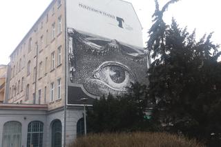 Mural na ścianie kamienicy przy Teatrze Polskim w Bydgoszczy - róg ulic Gdańskiej 68 i Alei Mickiewicza