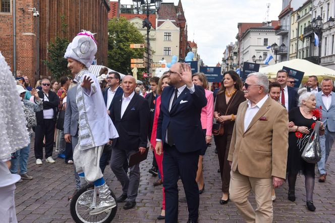 Kolorowa parada na otwarcie Dni Torunia. Przeszła przez serce toruńskiej starówki