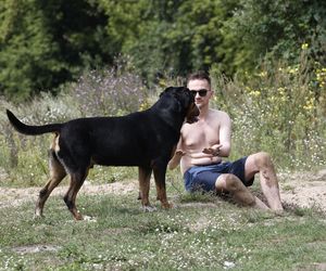 Poseł kąpał się z psem