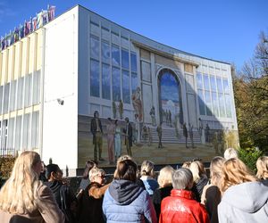 Sześciu malarzy pracowało w Sopocie przez trzy tygodnie. Inspiracją było najwybitniejsze dzieło Rafaela Santiego