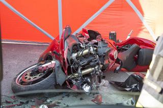 Motocyklista wjechał w dostawczak przy Hali Mirowskiej, jest w ciężkim stanie