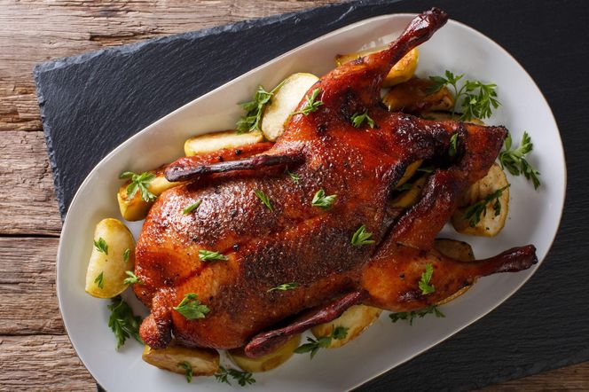 Kaczka pieczona w całości po polsku z antonówką - 197 zł