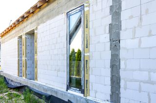 Montaż okien w warstwie ocieplenia. Ciepły montaż stolarki krok po kroku: 29 zdjęć z opisami