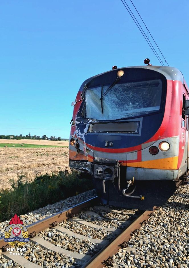 Gronówka. Śmiertelny wypadek na przejeździe kolejowym. Zderzenie kampera z pociągiem osobowym [ZDJĘCIA].